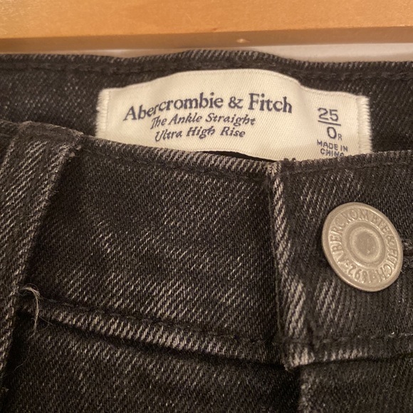 Abercrombie & Fitch The Ankle Straight Ultra High Rise jean in black - Picture 3 of 4
